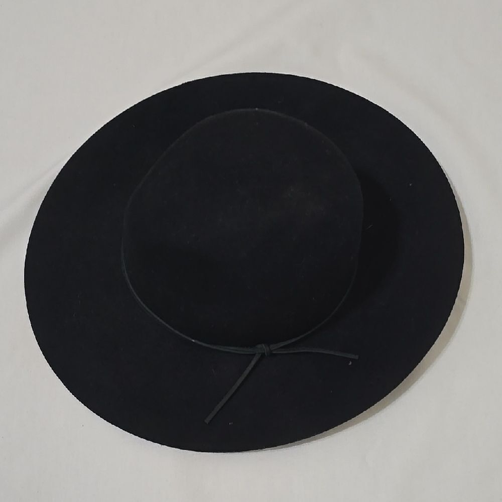 Phenix Black Wide-Brimmed Hat Stylish Accessory‎